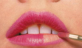 EU06968B - Color & shine lip gloss